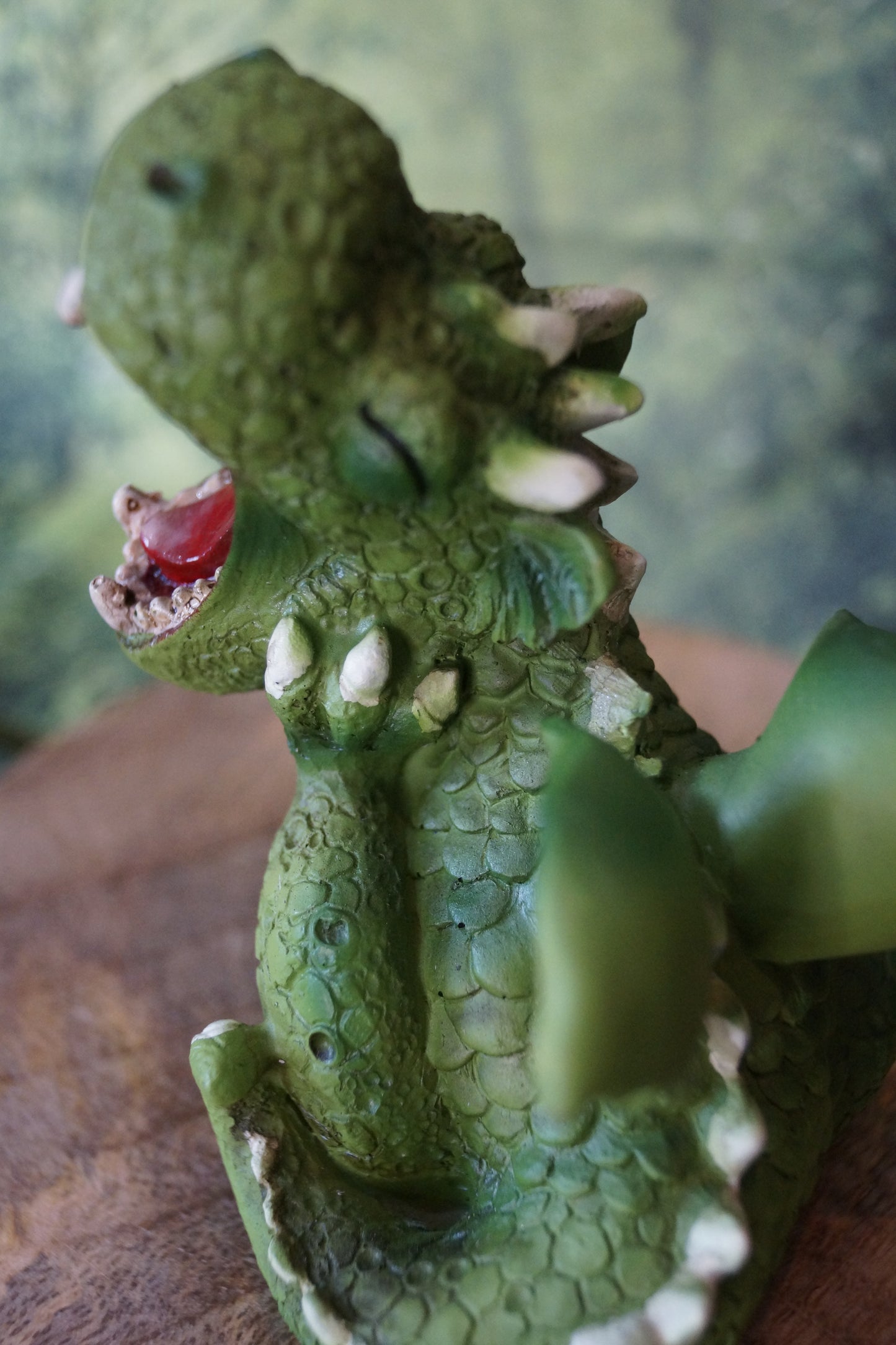 "Uuaaahh...!" kleiner Drachen gähnt