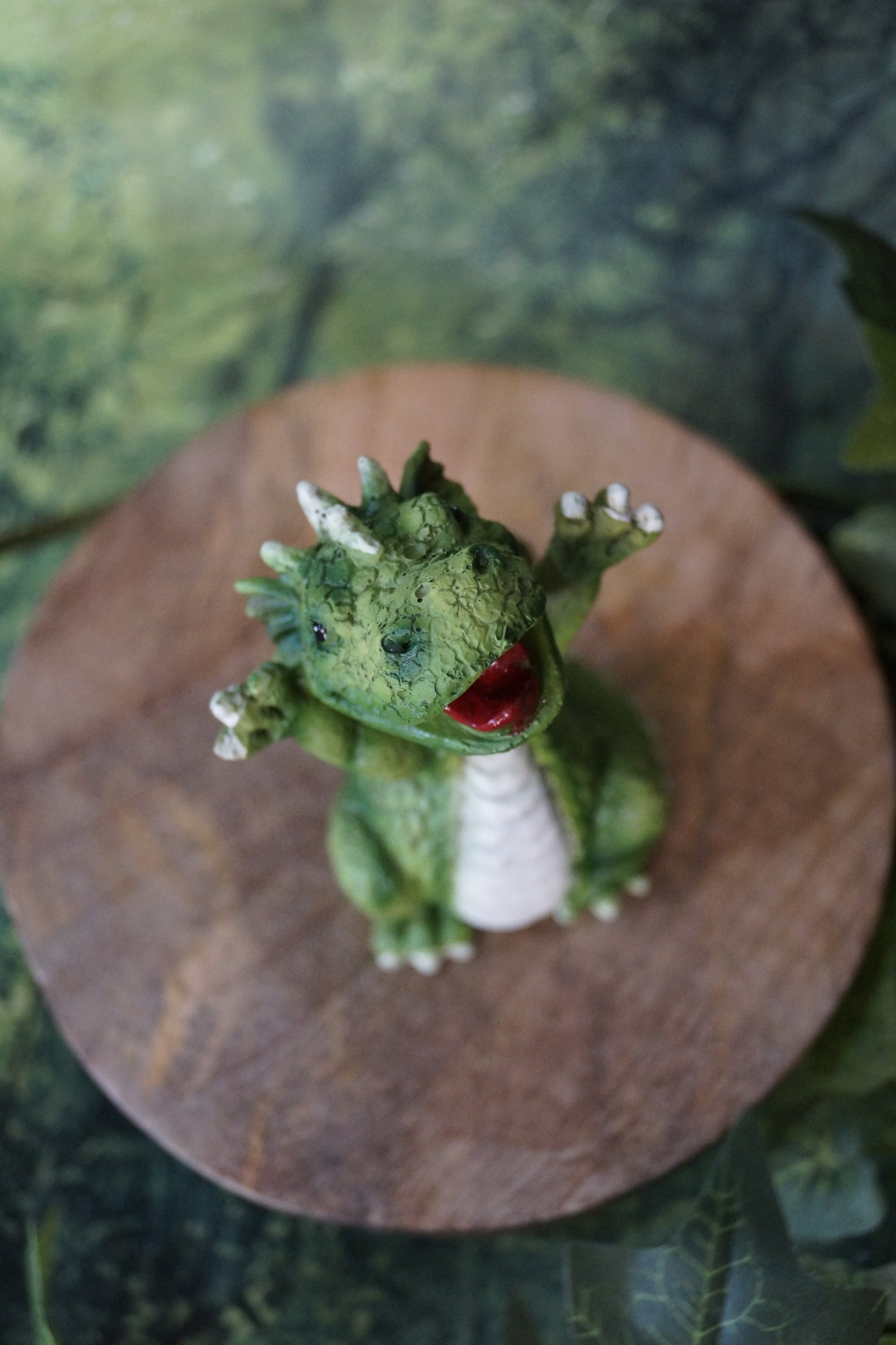 "Hurra!" Lustiger Drachen Arme hoch