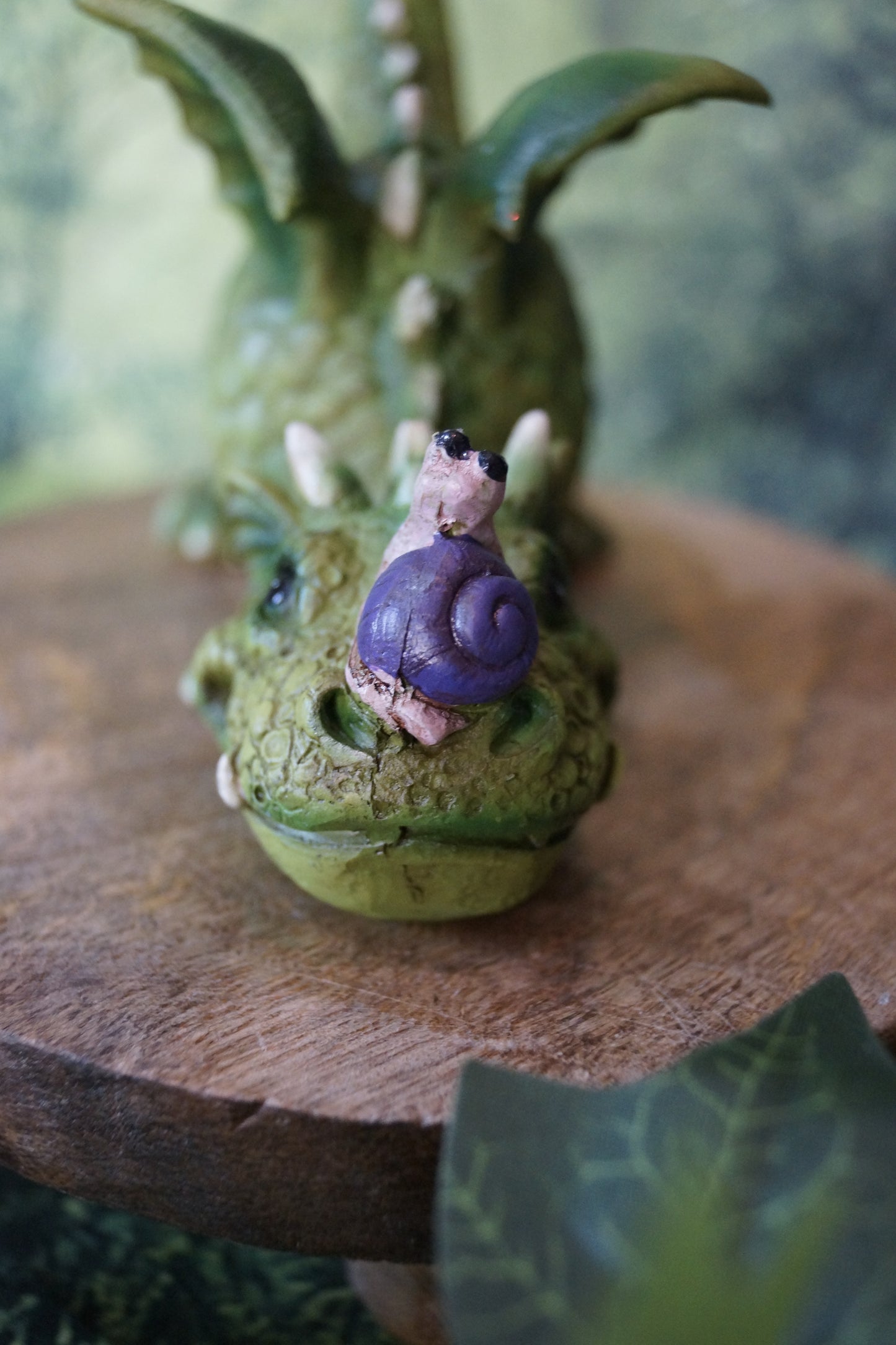 "Wollen wir spielen?" Kleiner Drache mit Schnecke auf der Nase