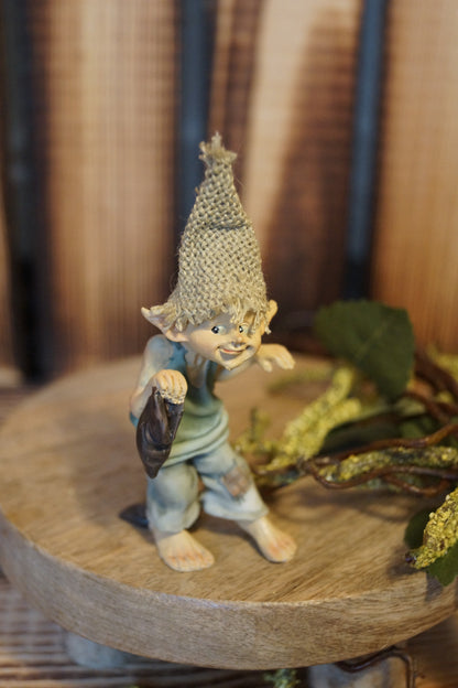 Pixie schleicht barfuß "Pssssst!"