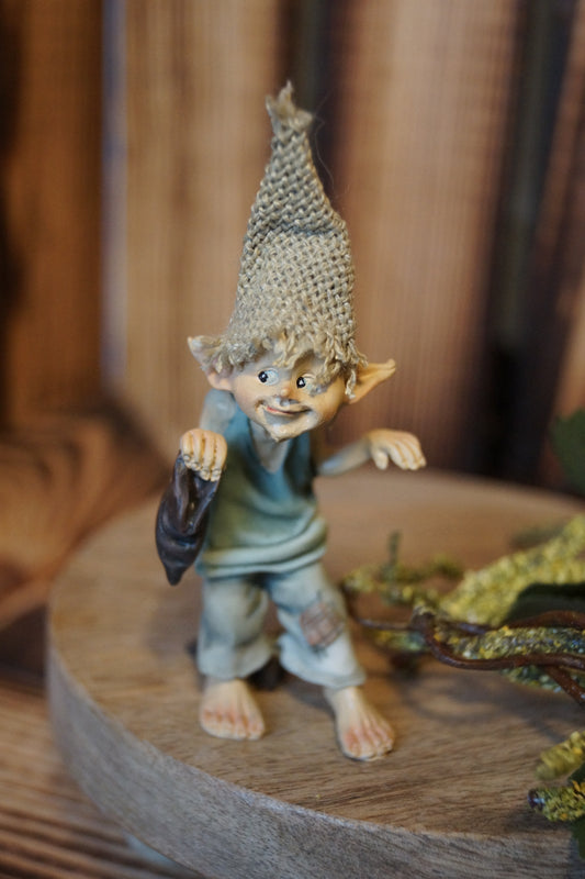 Pixie schleicht barfuß "Pssssst!"