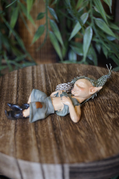 Pixie kuschelt  mit Igel "Sicherer Schlaf"