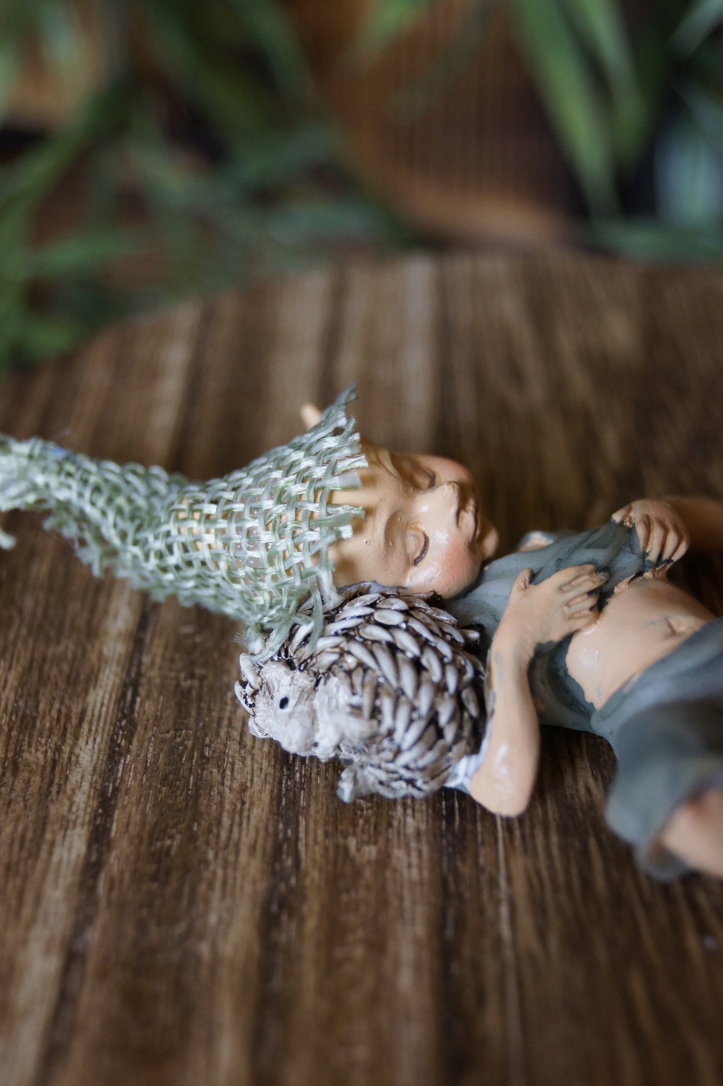 Pixie kuschelt  mit Igel "Sicherer Schlaf"