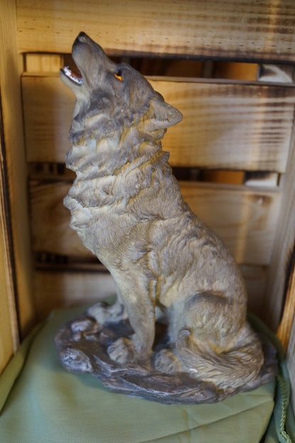 Wolf heulend grau