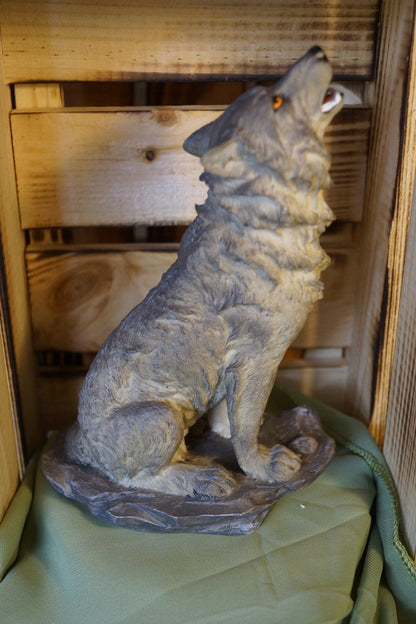 Wolf heulend grau