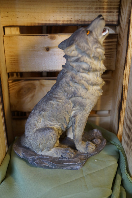 Wolf heulend grau