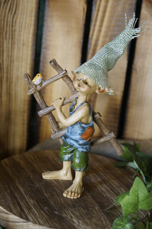 "Wer bei der Arbeit pfeift....! Pixie trägt Leiter auf der ein Vogel sitzt