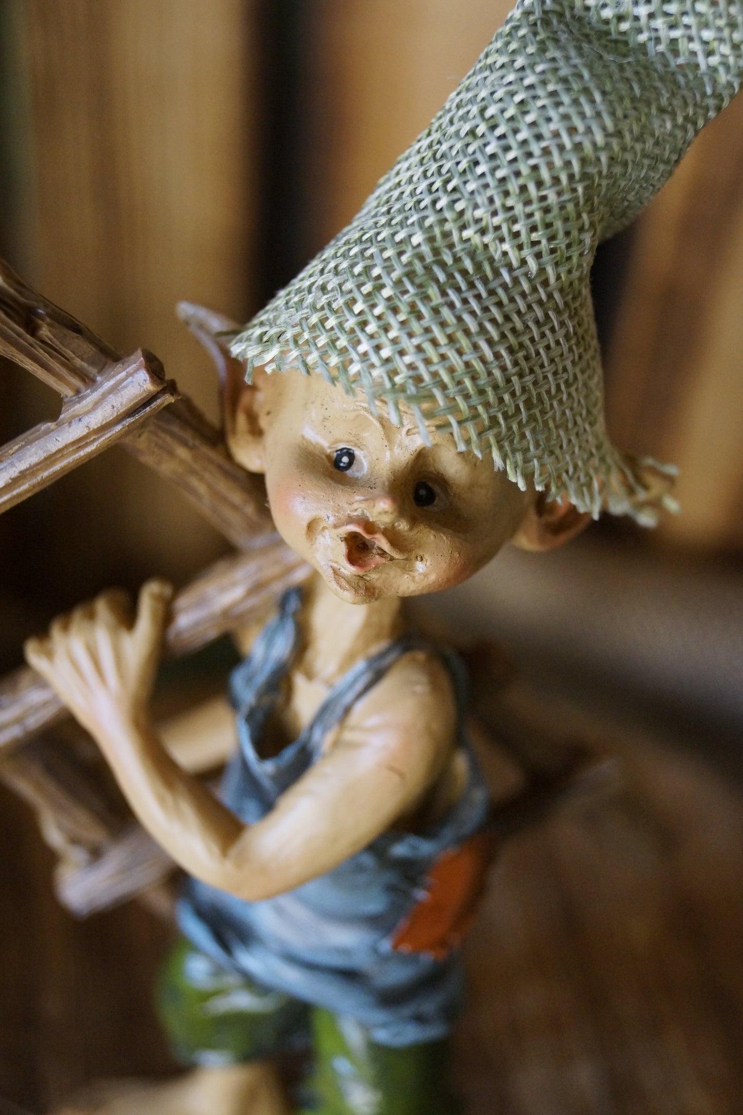 "Wer bei der Arbeit pfeift....! Pixie trägt Leiter auf der ein Vogel sitzt