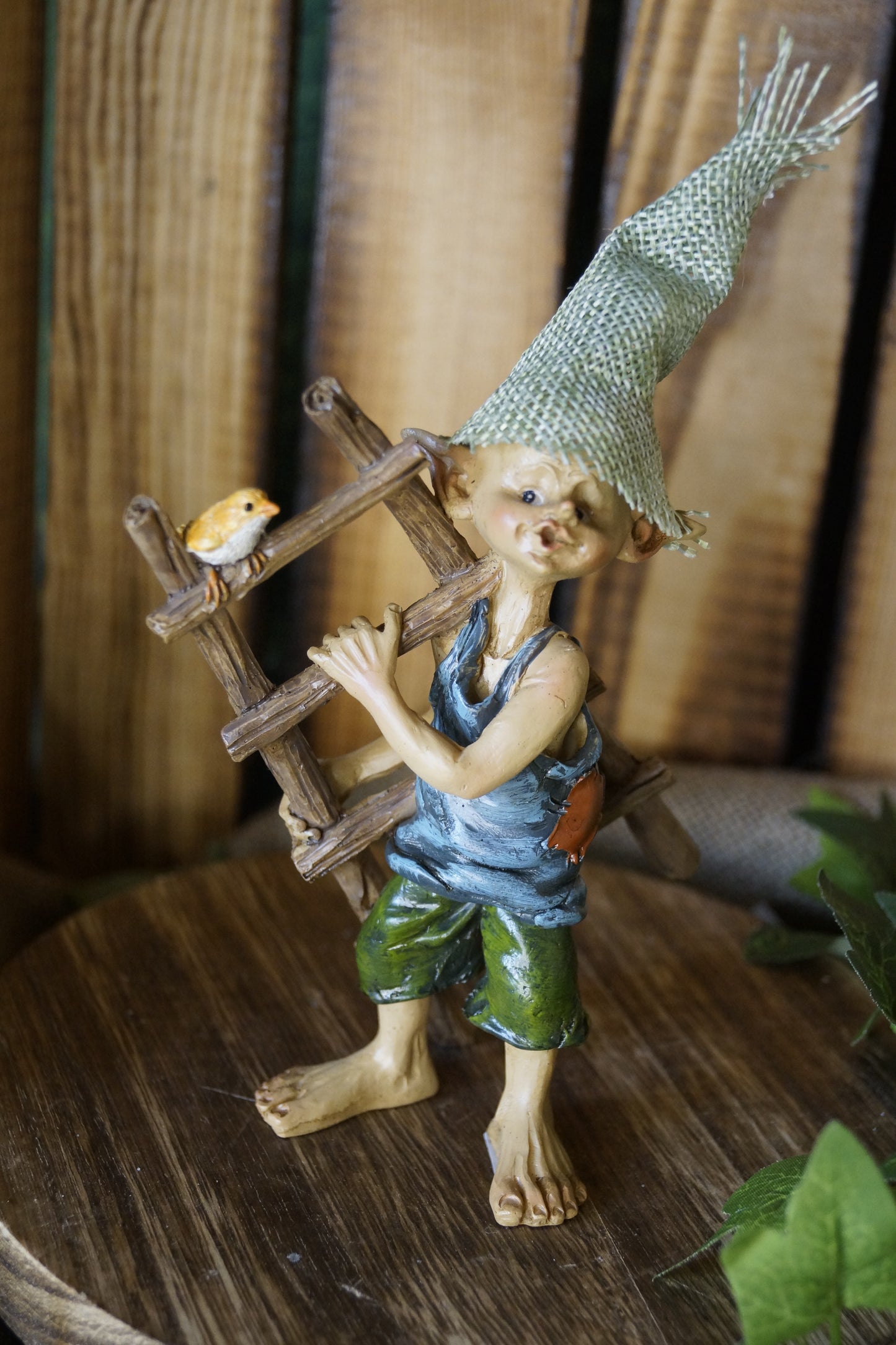 "Wer bei der Arbeit pfeift....! Pixie trägt Leiter auf der ein Vogel sitzt
