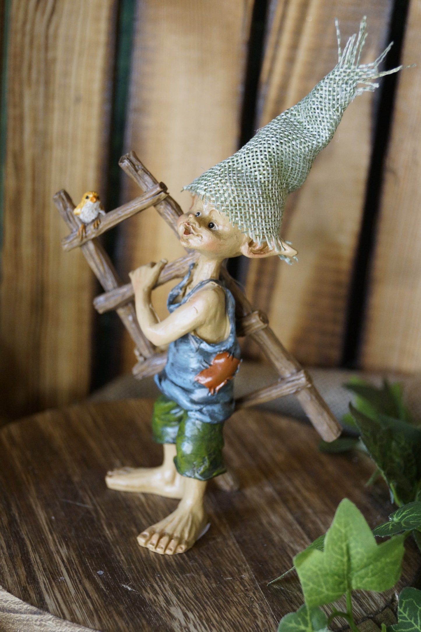 "Wer bei der Arbeit pfeift....! Pixie trägt Leiter auf der ein Vogel sitzt