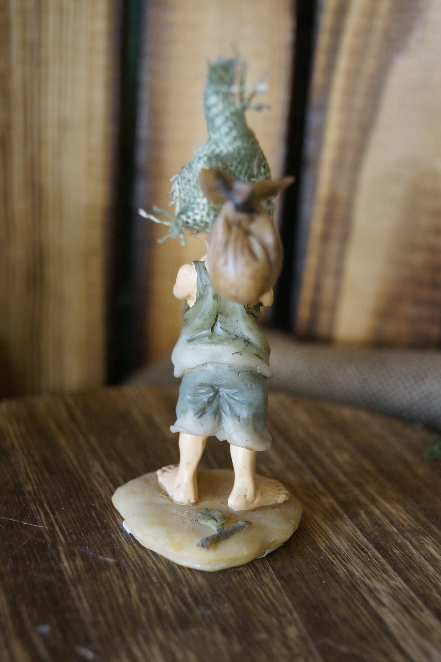 Pixie "Auf Wanderschaft" mit Säckchen auf dem Rücken