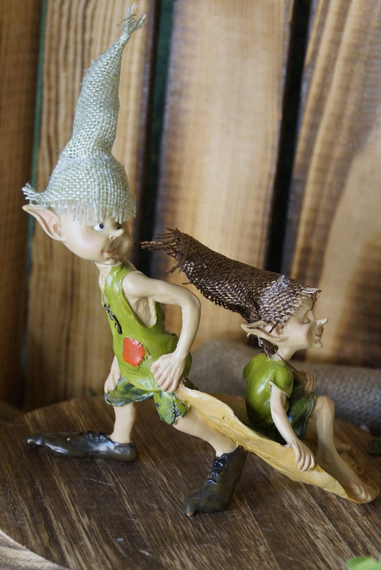 Pixies "Schwere Last" Pixie zieht anderen Pixie auf Blatt