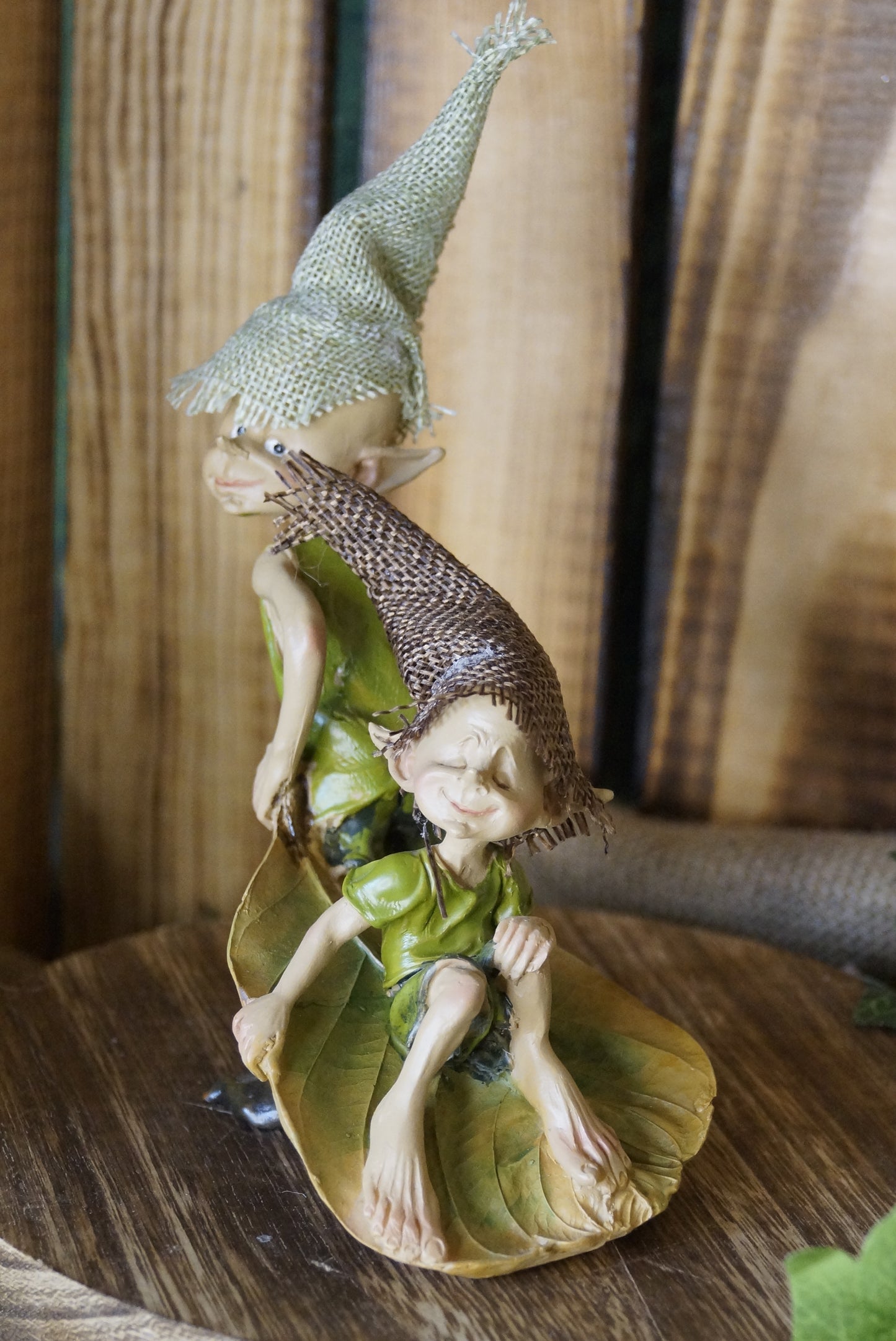 Pixies "Schwere Last" Pixie zieht anderen Pixie auf Blatt