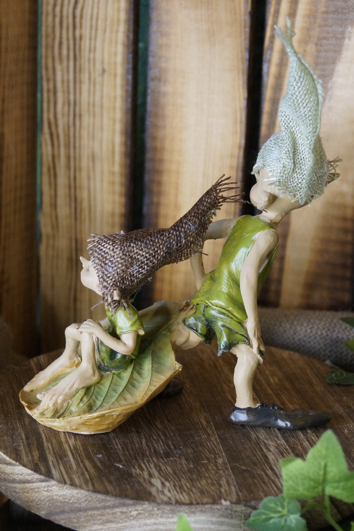 Pixies "Schwere Last" Pixie zieht anderen Pixie auf Blatt