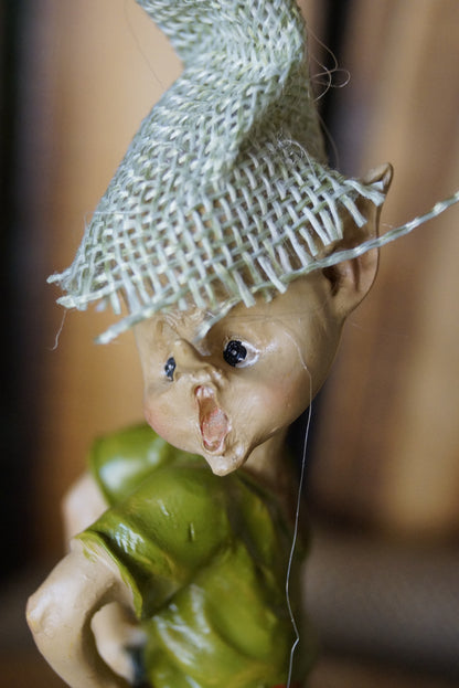Pixie "Hängengeblieben" Pixie mit zerrissener Hose