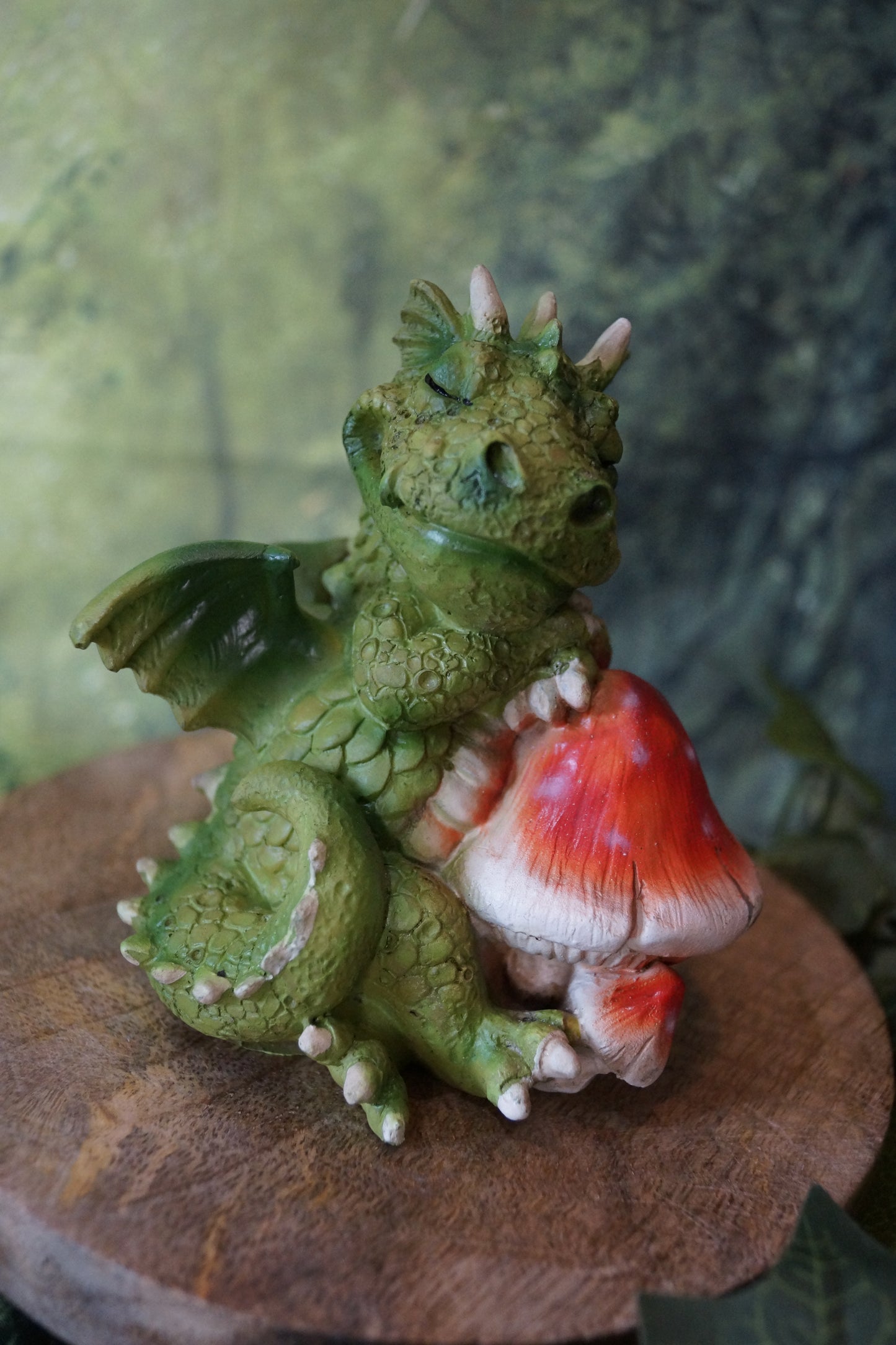 "Mittagsschläfchen" Lustige Drachen lehnen an Fliegenpilz
