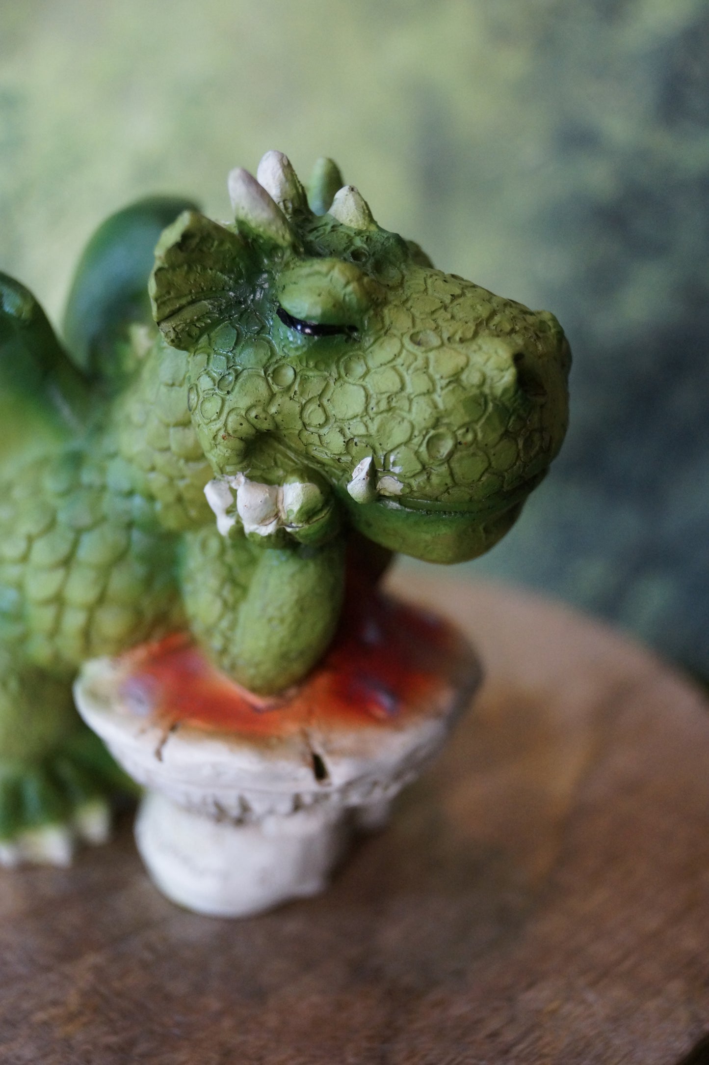 "Mittagsschläfchen" Lustige Drachen lehnen an Fliegenpilz