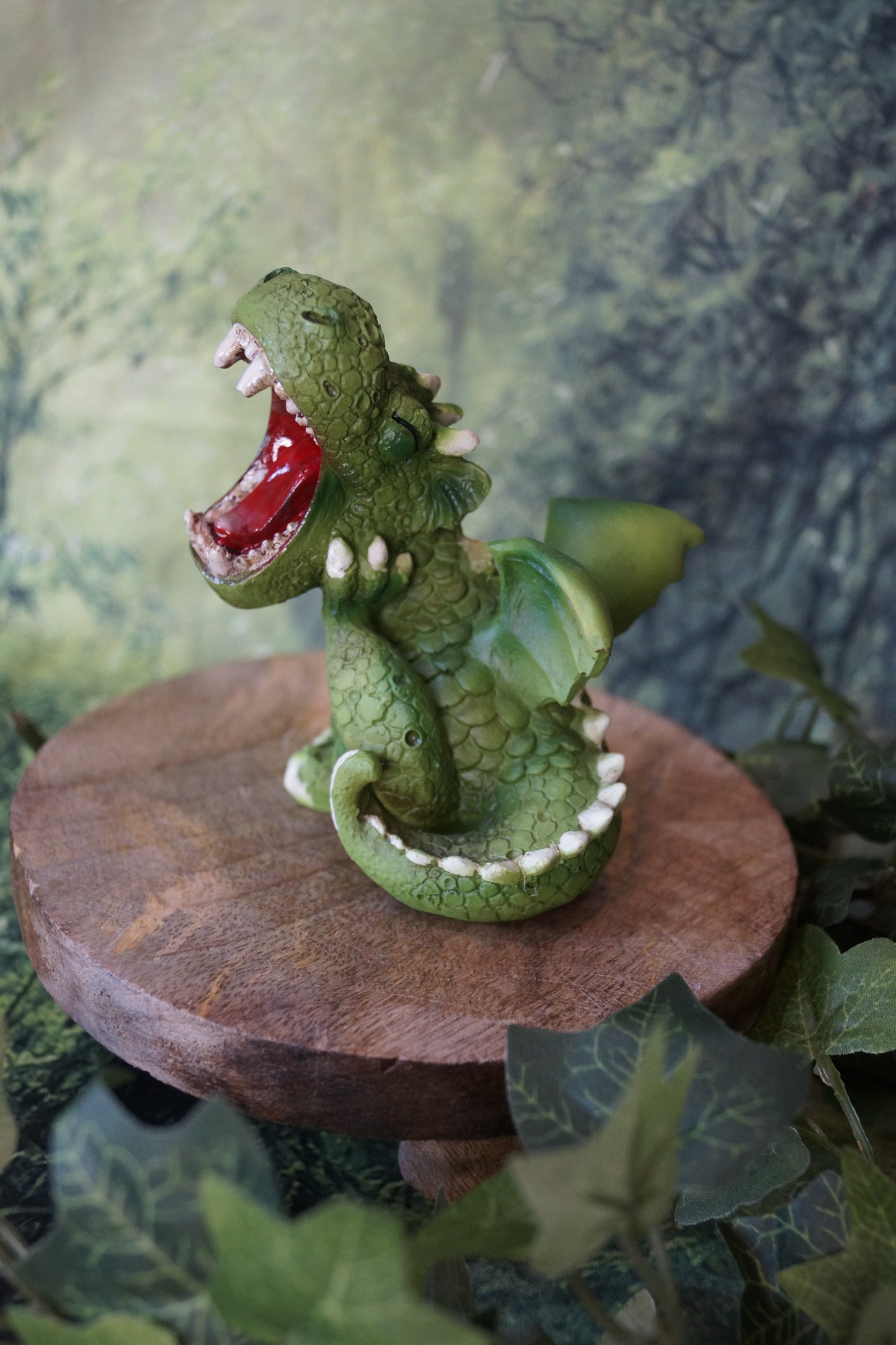 "Uuaaahh...!"  kleiner Drachen gähnt
