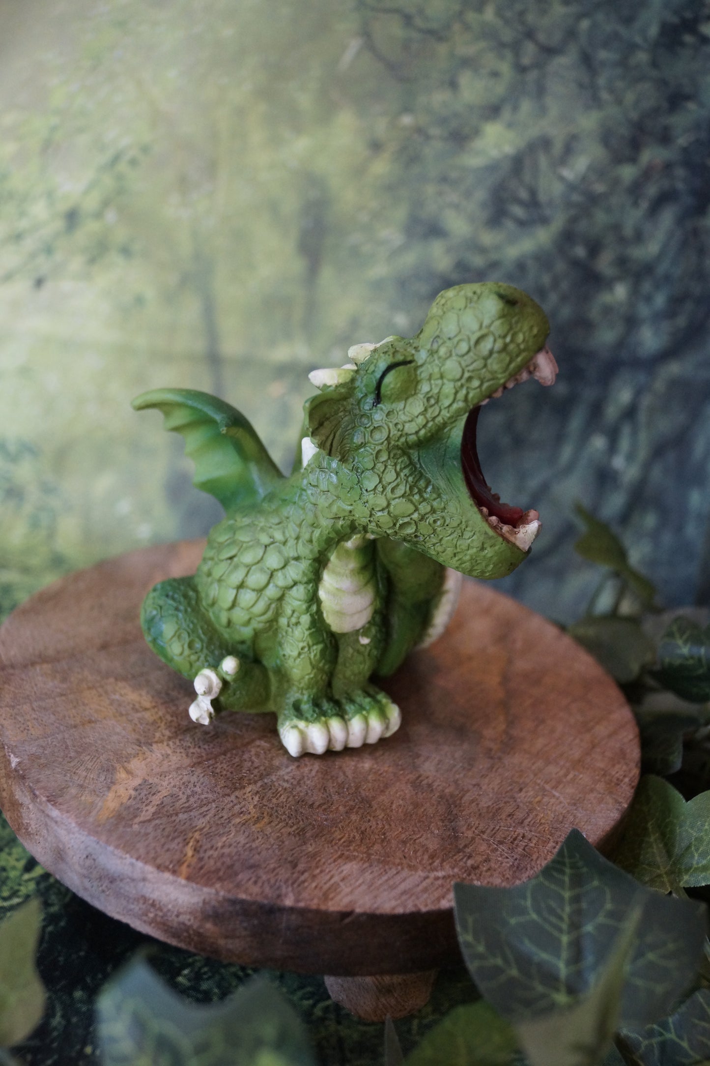 "Uuaaahh...!"  kleiner Drachen gähnt