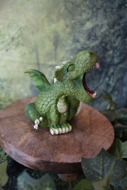"Uuaaahh...!"  kleiner Drachen gähnt