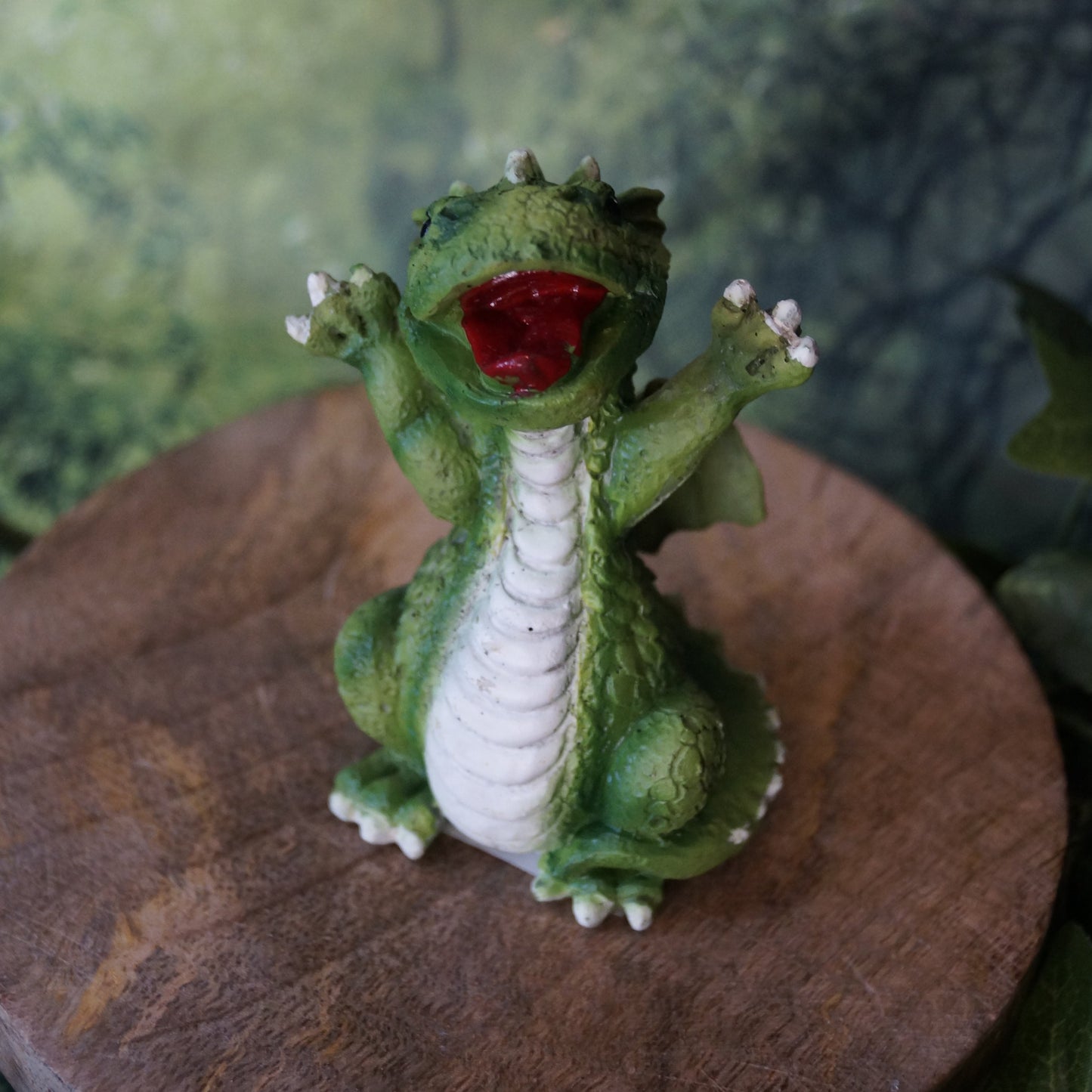 "Hurra!" Lustiger Drachen Arme hoch