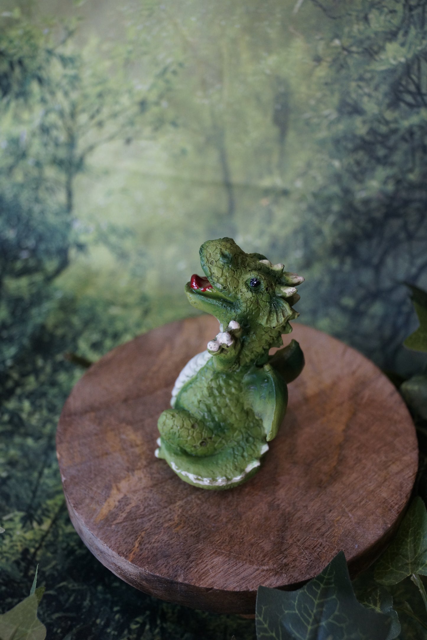 "Hurra!" Lustiger Drachen Arme hoch