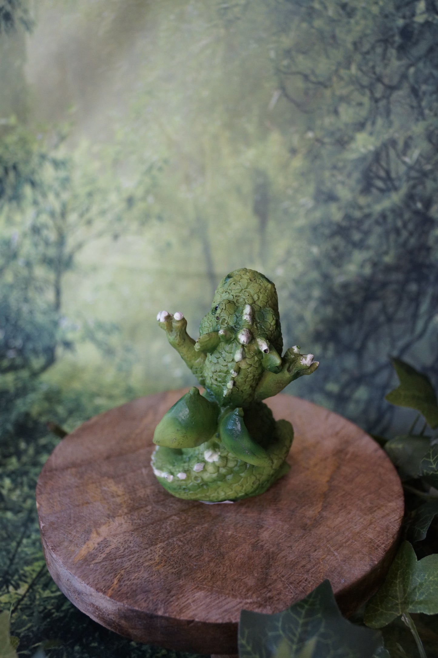 "Hurra!" Lustiger Drachen Arme hoch