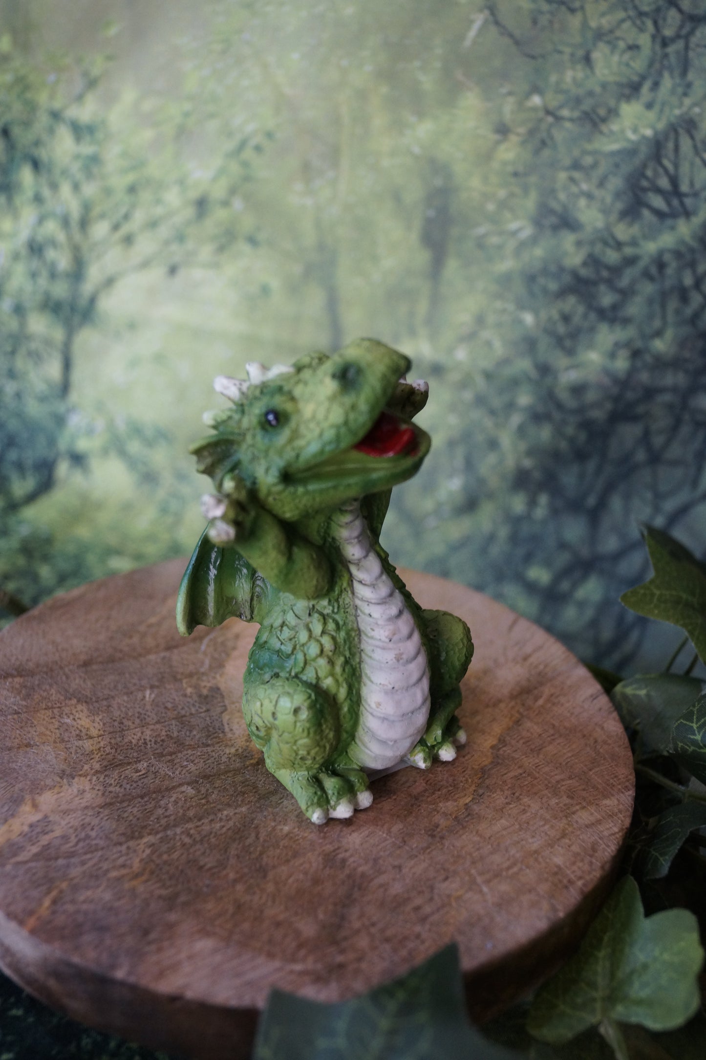 "Hurra!" Lustiger Drachen Arme hoch
