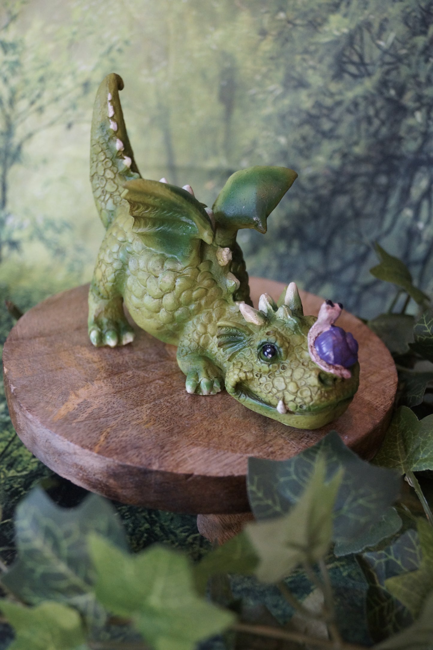 "Wollen wir spielen?" Kleiner Drache mit Schnecke auf der Nase