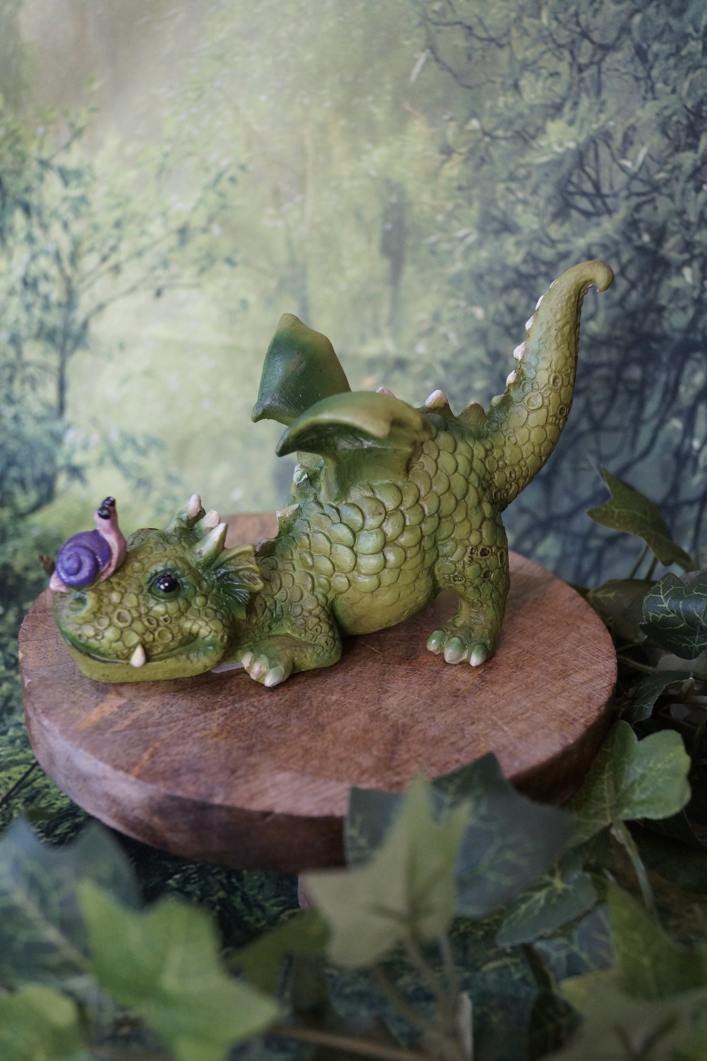 "Wollen wir spielen?" Kleiner Drache mit Schnecke auf der Nase