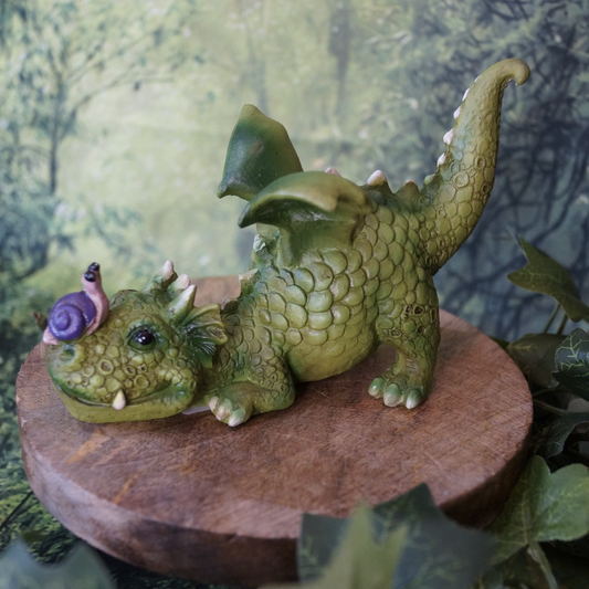 "Wollen wir spielen?" Kleiner Drache mit Schnecke auf der Nase