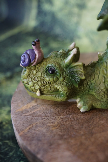 "Wollen wir spielen?" Kleiner Drache mit Schnecke auf der Nase
