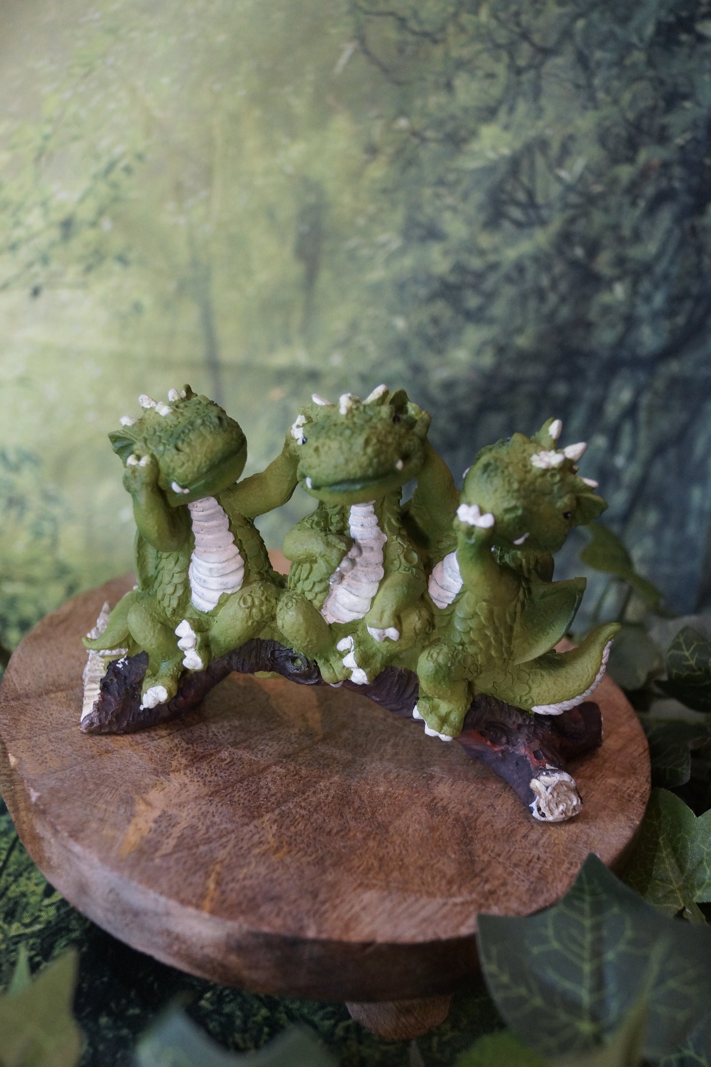 "Nichts hören/sehen/sagen" 3 kleine Drachen sitzen auf Ast
