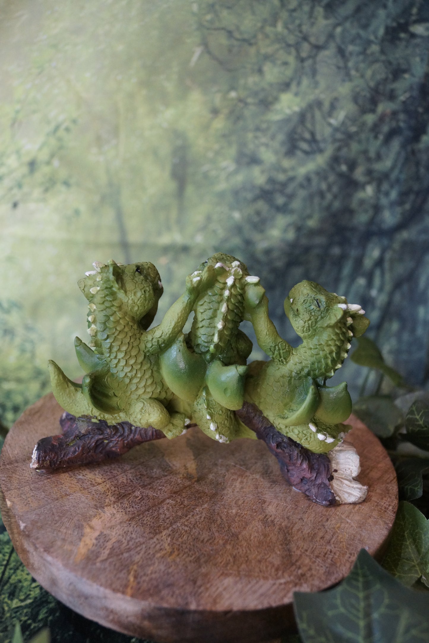 "Nichts hören/sehen/sagen" 3 kleine Drachen sitzen auf Ast
