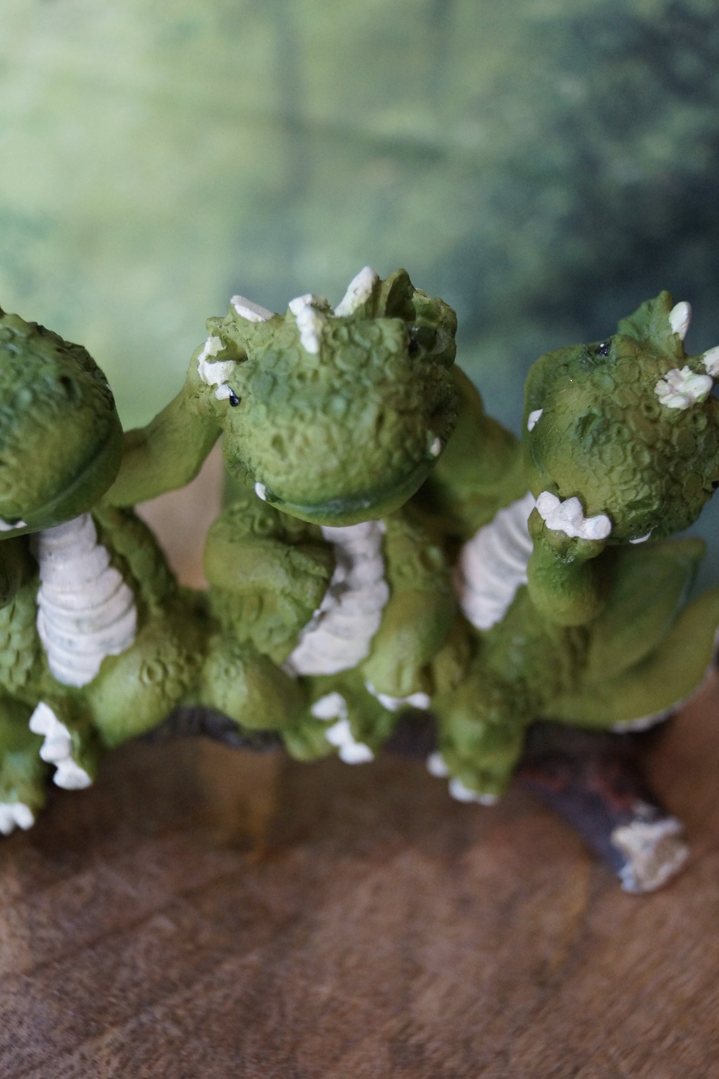 "Nichts hören/sehen/sagen" 3 kleine Drachen sitzen auf Ast