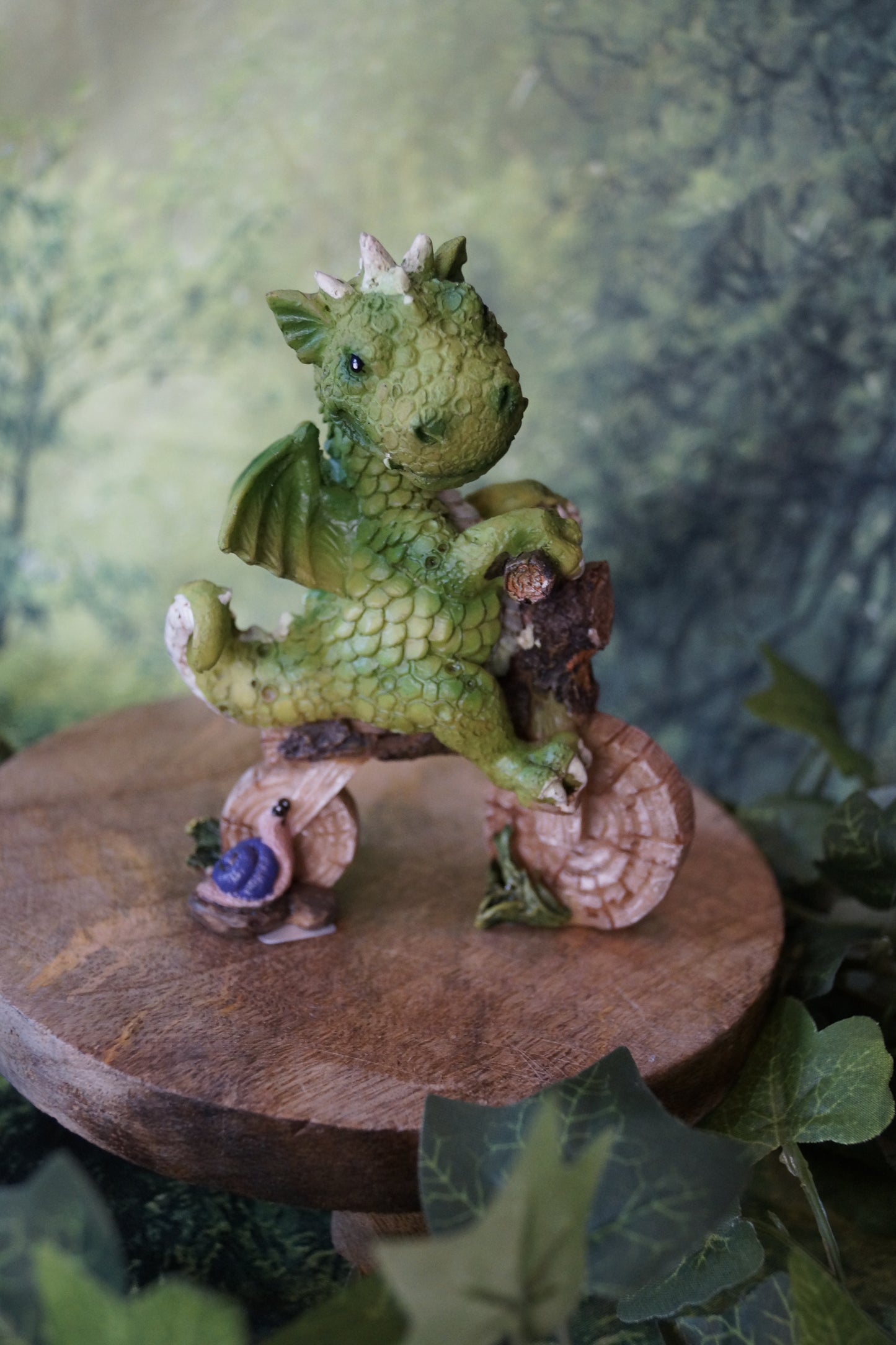 "Lust auf ein Rennen?" Kleiner Drache auf "Motorrad" mit Schnecke