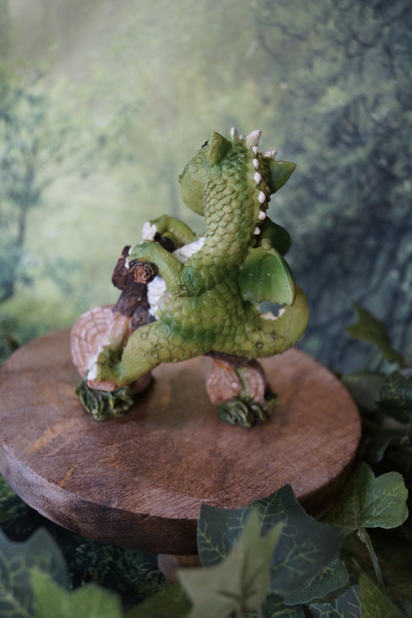"Lust auf ein Rennen?" Kleiner Drache auf "Motorrad" mit Schnecke