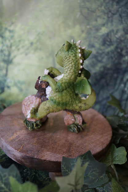 "Lust auf ein Rennen?" Kleiner Drache auf "Motorrad" mit Schnecke