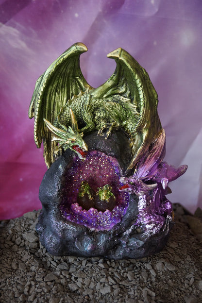Drachenpaar mit Gelege in der Höhle