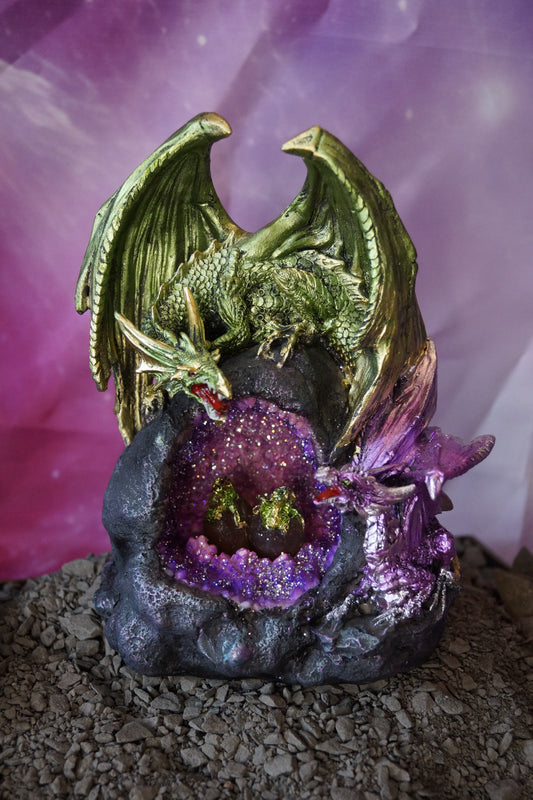 Drachenpaar mit Gelege in der Höhle