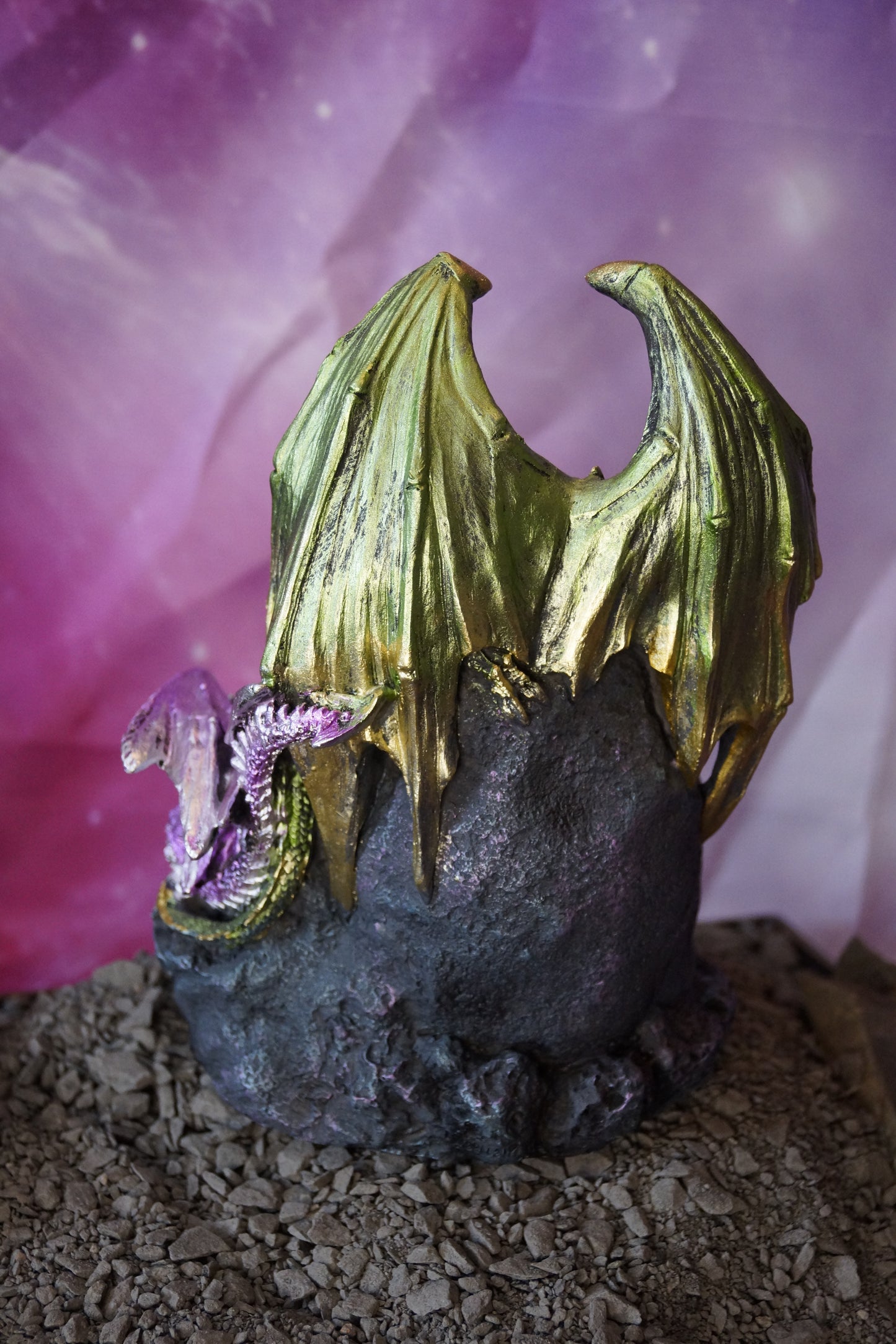 Drachenpaar mit Gelege in der Höhle