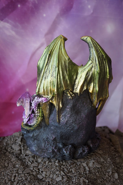 Drachenpaar mit Gelege in der Höhle