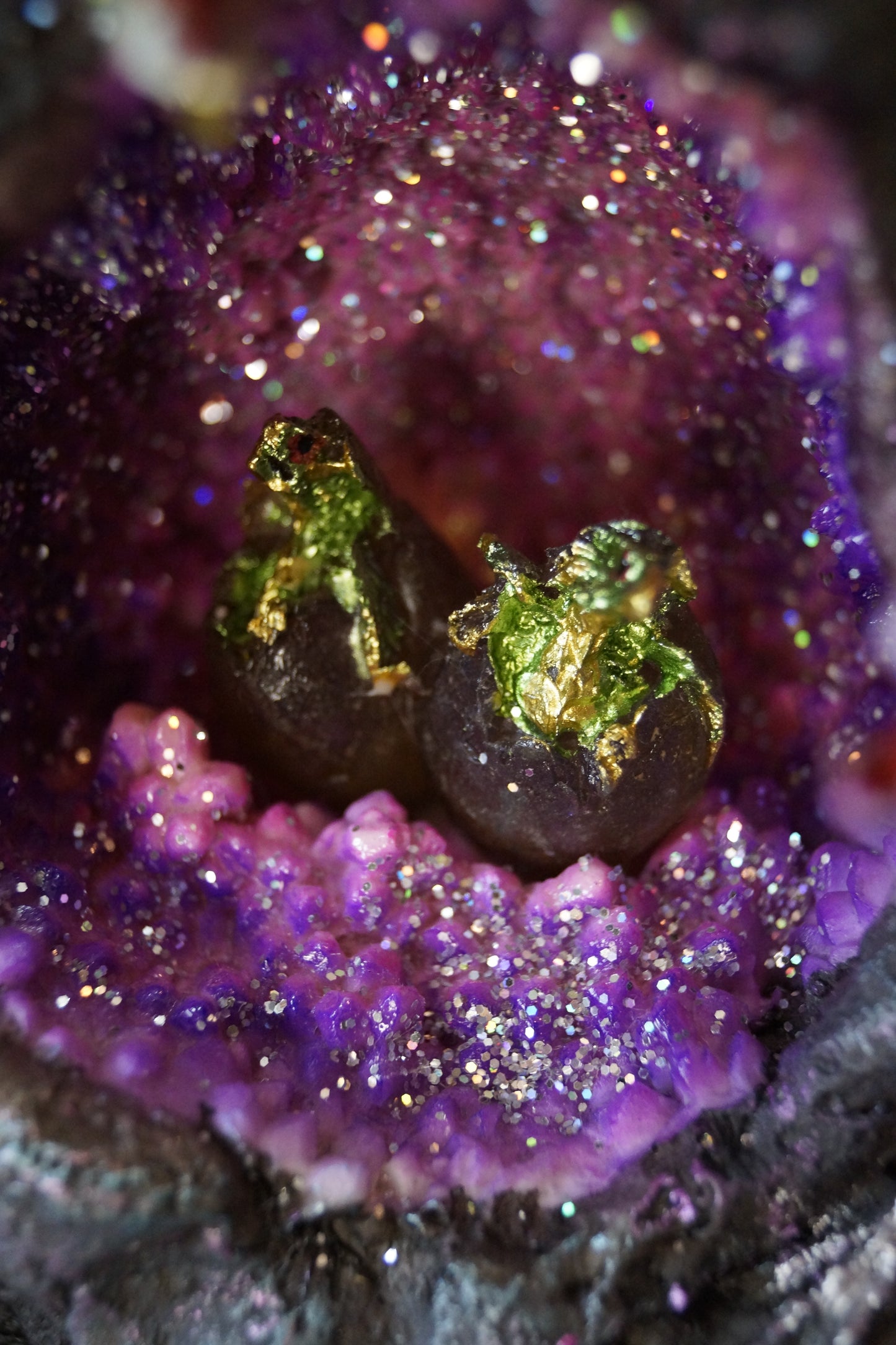 Drachenpaar mit Gelege in der Höhle