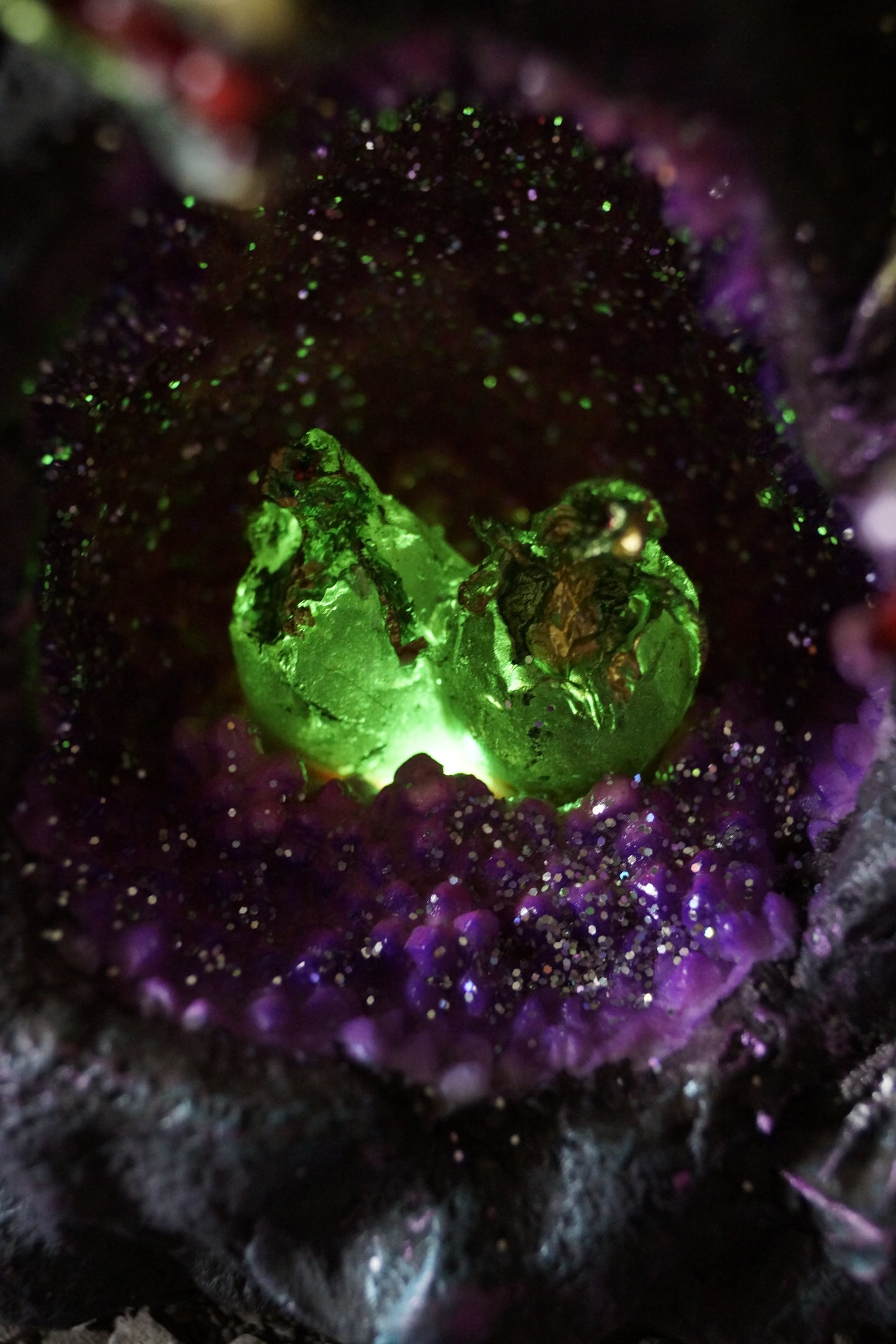 Drachenpaar mit Gelege in der Höhle