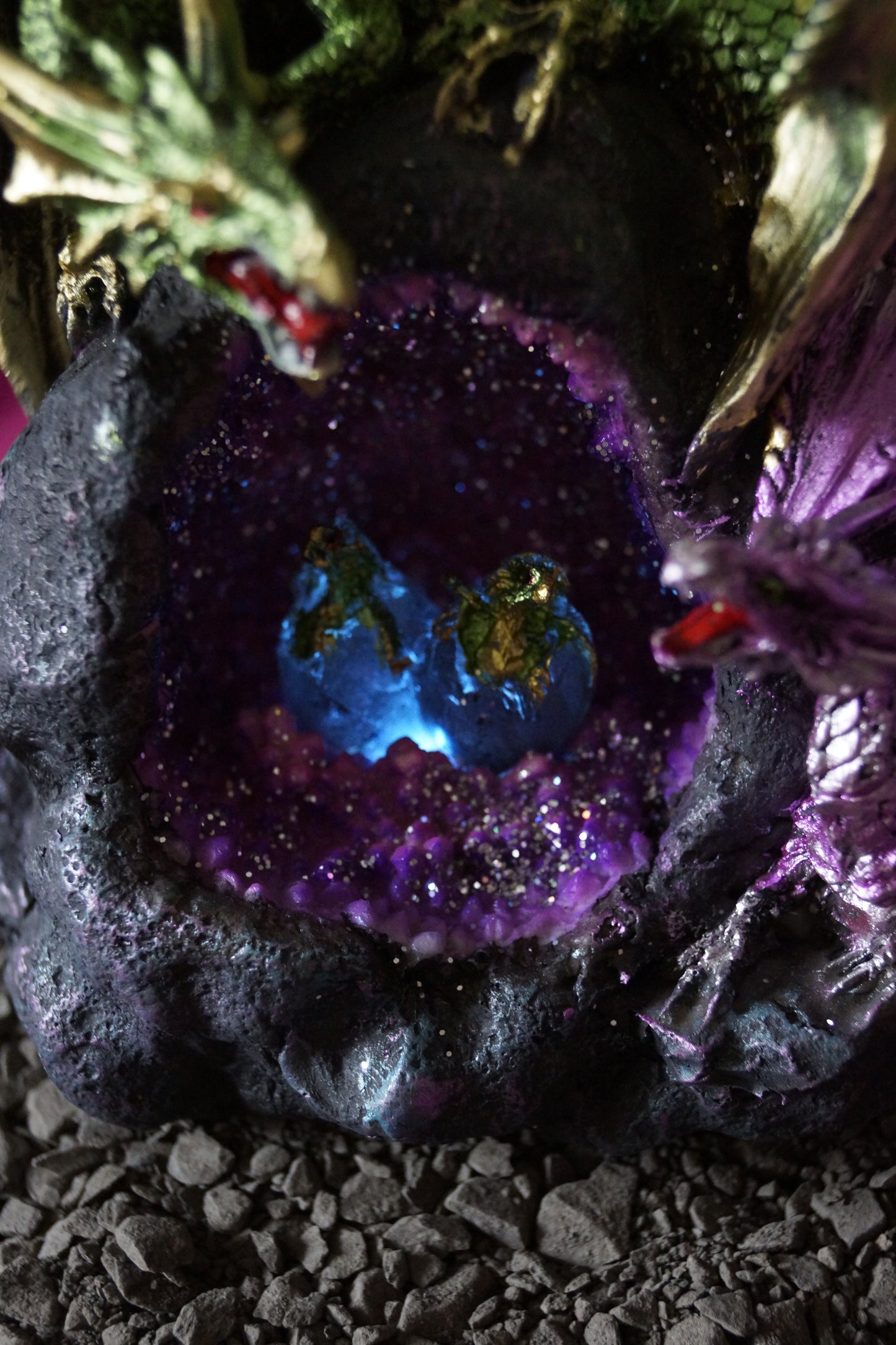 Drachenpaar mit Gelege in der Höhle