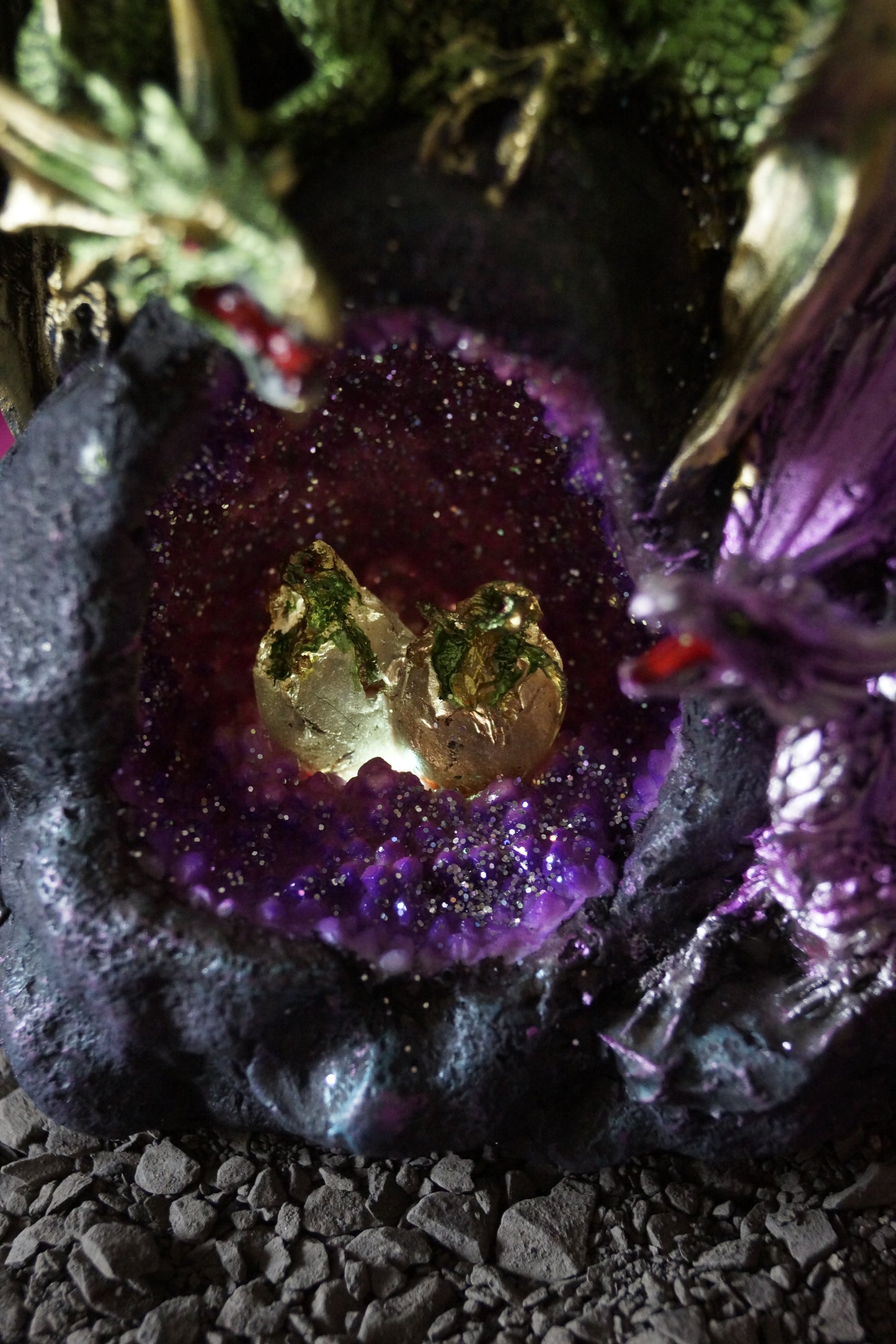 Drachenpaar mit Gelege in der Höhle