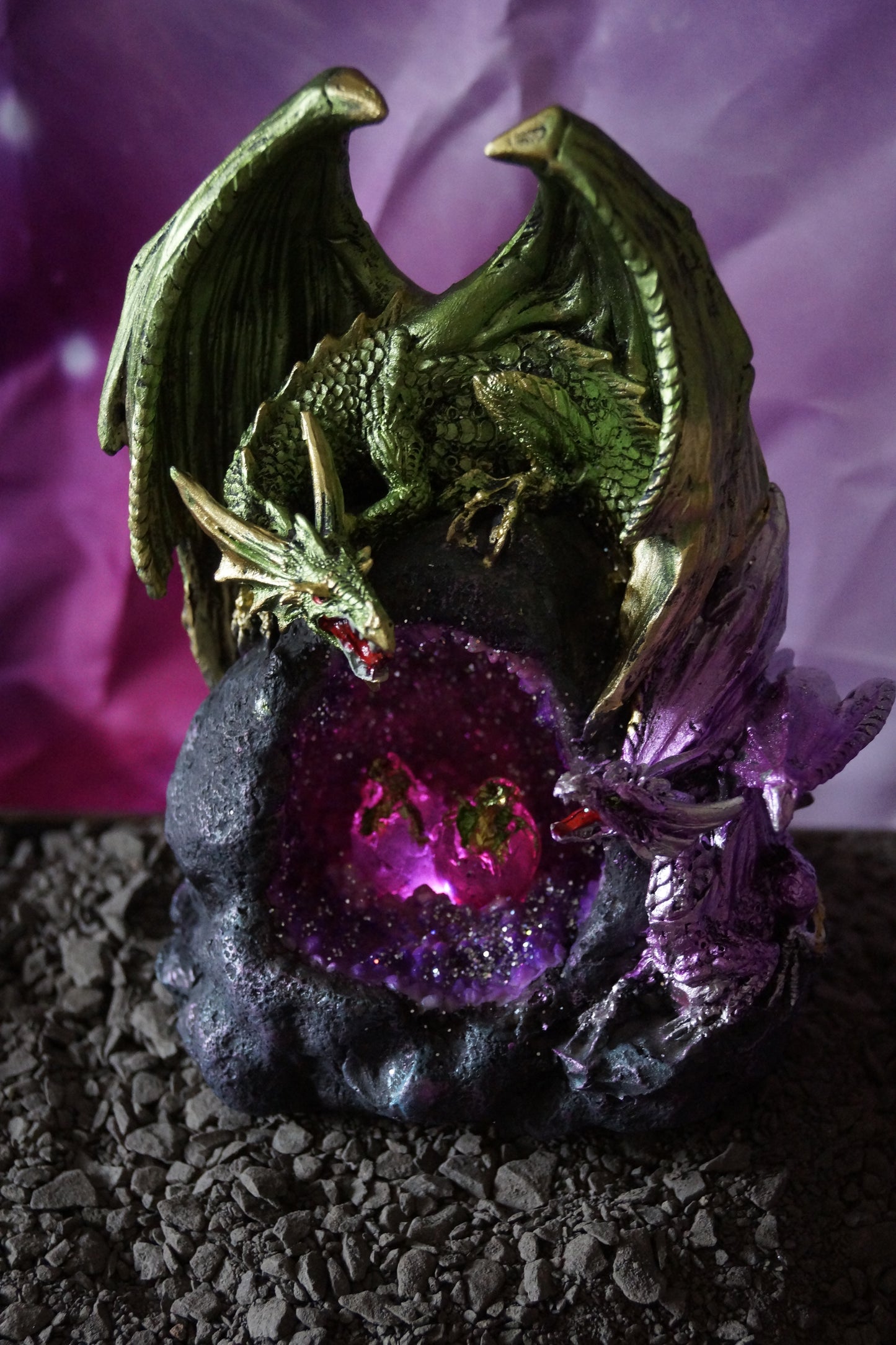 Drachenpaar mit Gelege in der Höhle