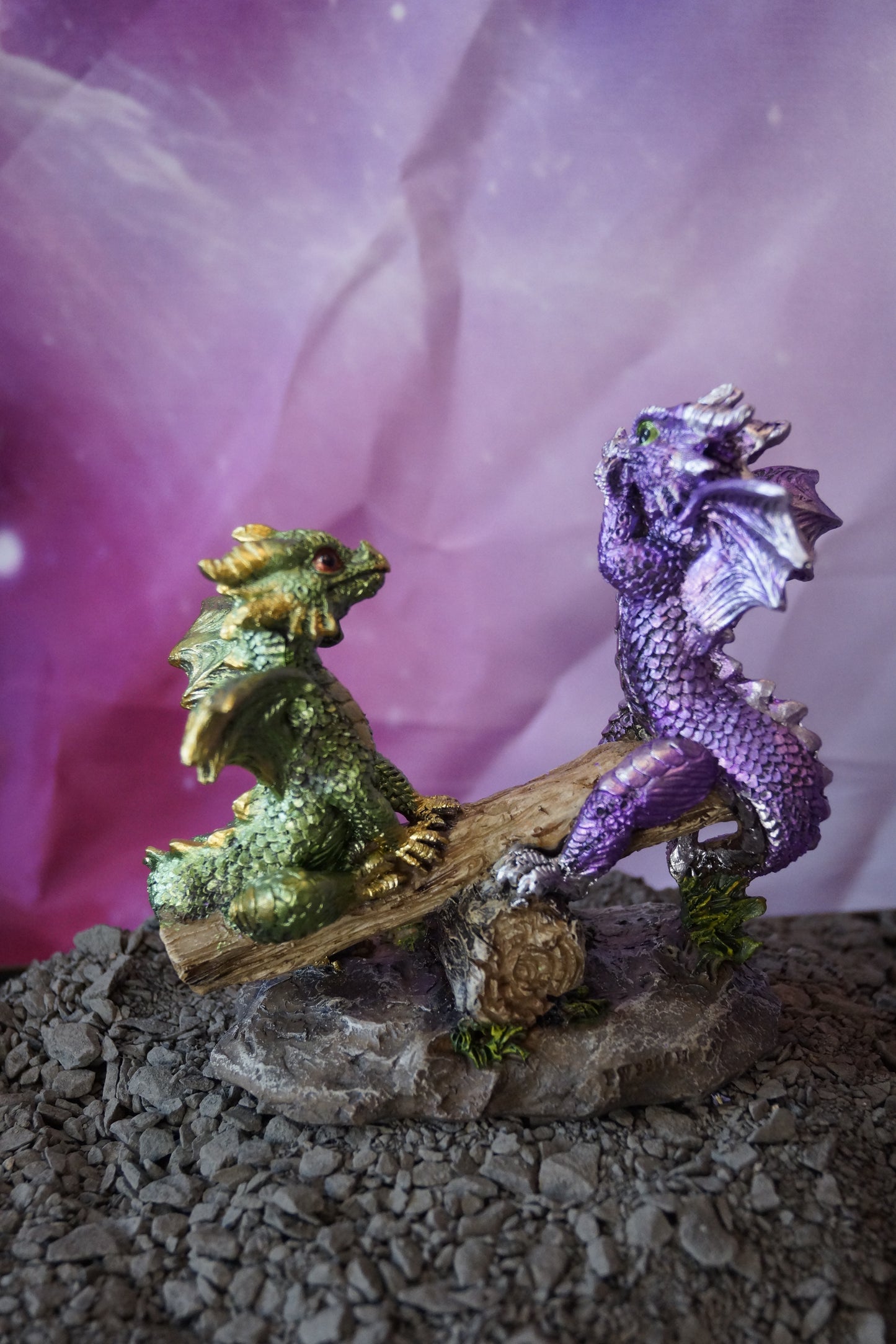 2 Drachen auf Wippe violett/grün