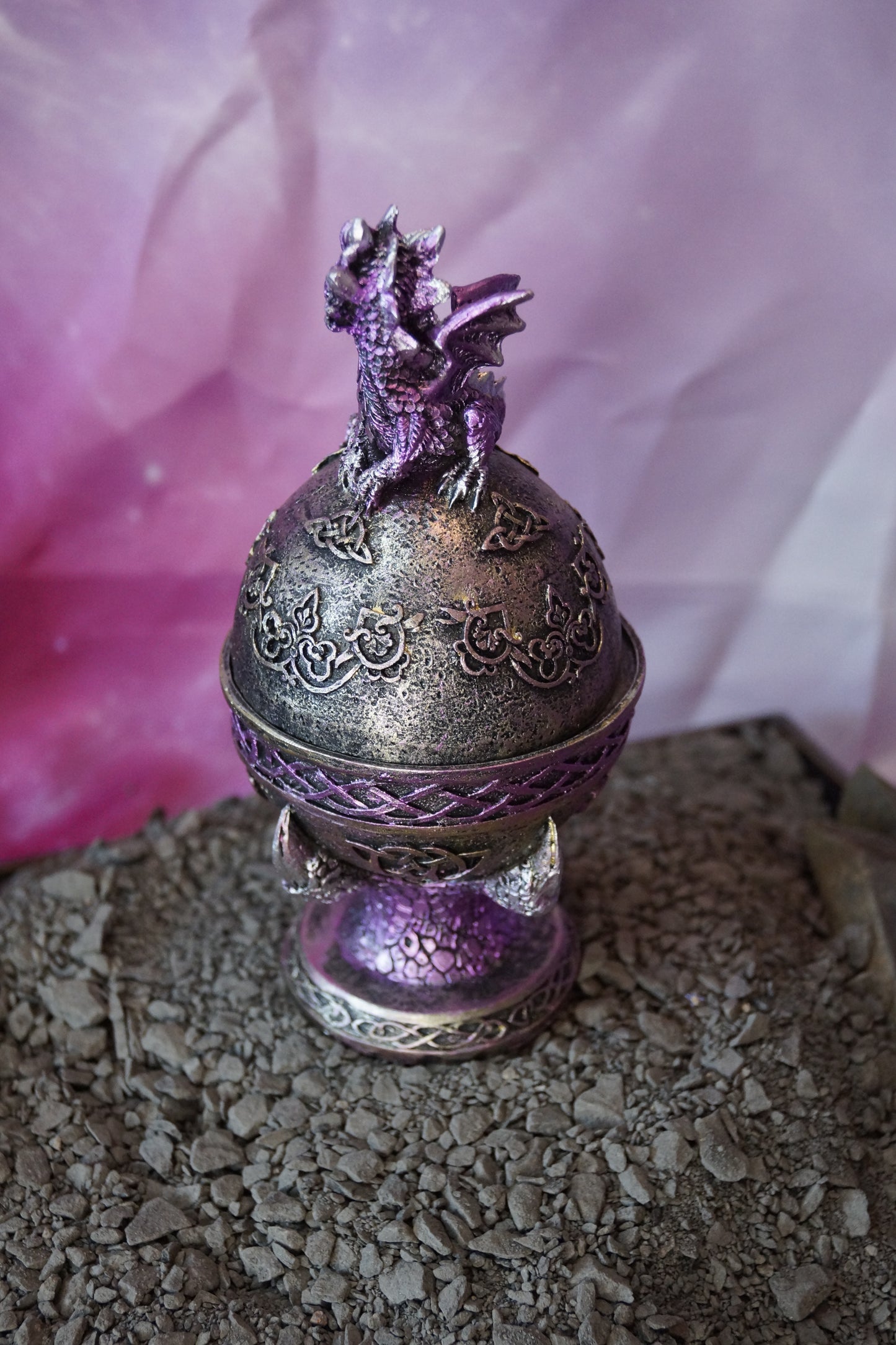 Box Babydrache auf Faberge-Ei