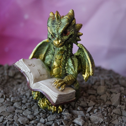 Babydrache liest ein Buch